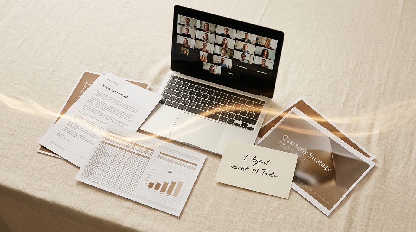 Editorial-Flatlay: Laptop mit Zoom-Panel, daneben ein frisch erstelltes Angebots-PDF, eine Excel-ROI-Kalkulation und ein Pitch-Deck, dazu eine handschriftliche Karte 'ein Agent, nicht 19 Tools'